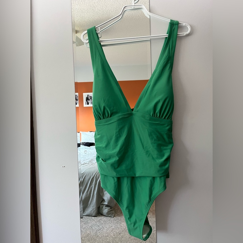 Cupshe 1X NEW Vibrant Green Swimsuit One Peice. Criss cross back, flattering fit
